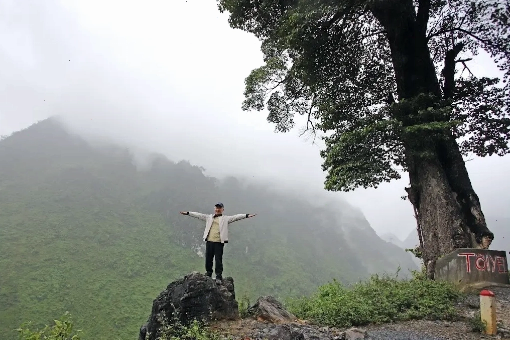 Ảnh du lịch tại điểm quan sát núi đôi Quản Bạ, Hà Giang