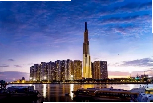 Ánh hoàng hôn vàng đổ lên mặt kính Landmark 81