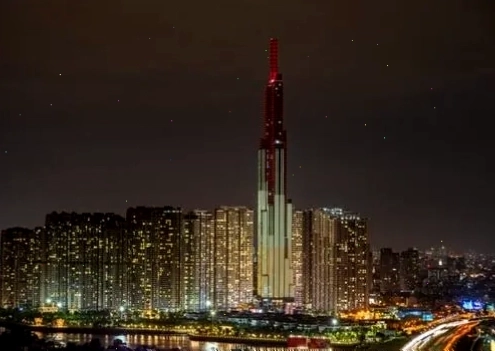 Ảnh Landmark 81 phản chiếu xuống mặt nước sông Sài Gòn lung linh về đêm