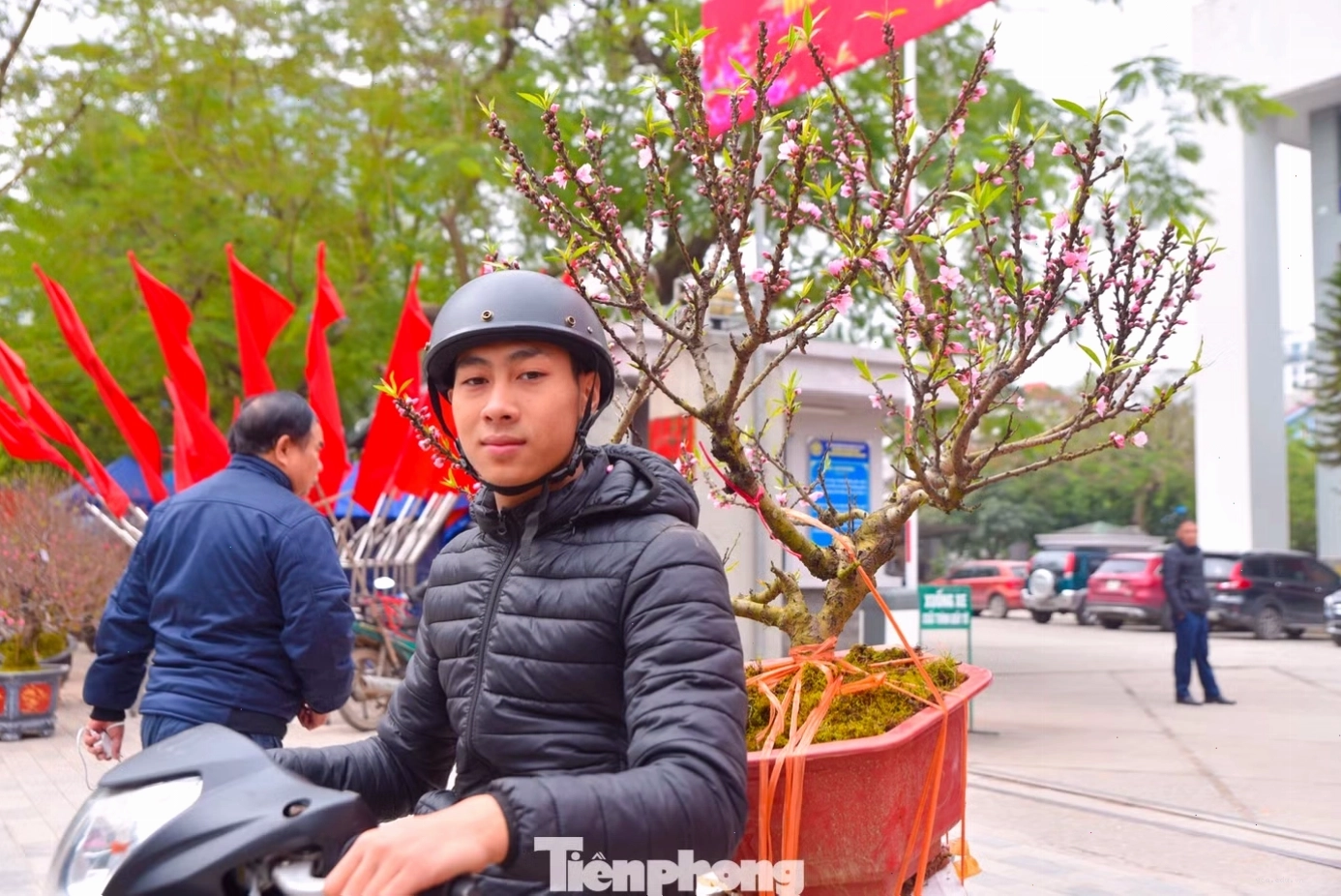 Anh Vũ Hoàng kiếm thêm thu nhập nhờ dịch vụ ship đào Tết