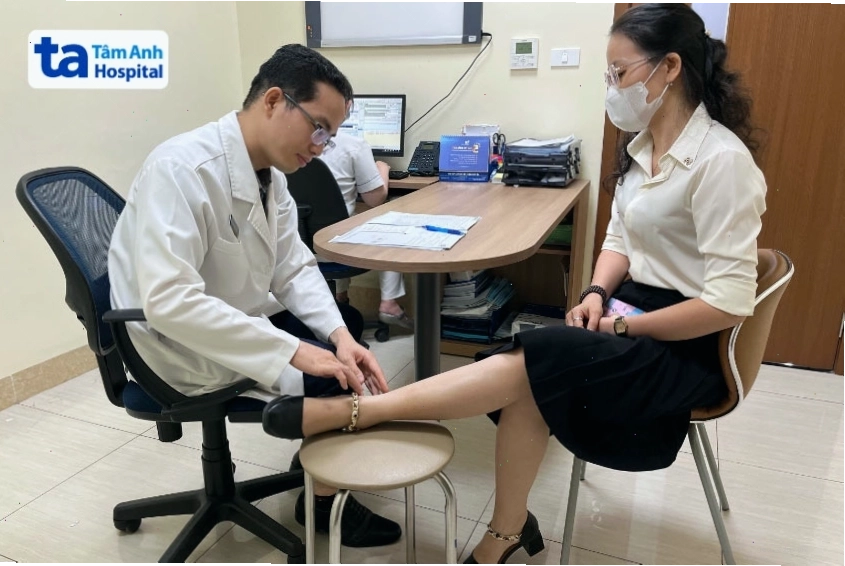 Bác sĩ sẽ thăm khám kỹ để tìm nguyên nhân và đưa ra phương pháp điều trị thích hợp cho bệnh nhân bị phù thũng