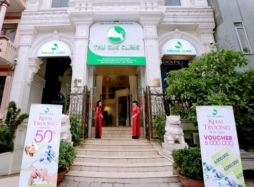 Bác sĩ tư vấn cho khách hàng tại Thu Cúc Clinic Việt Trì