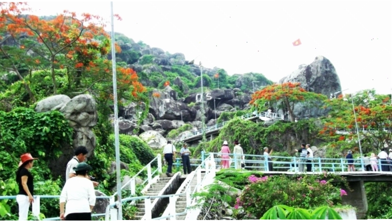 Bậc thang quanh co tại Khu di tích Tức Dụp, An Giang
