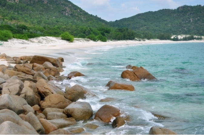 Bãi biển Bình Lập với cát trắng và nước xanh