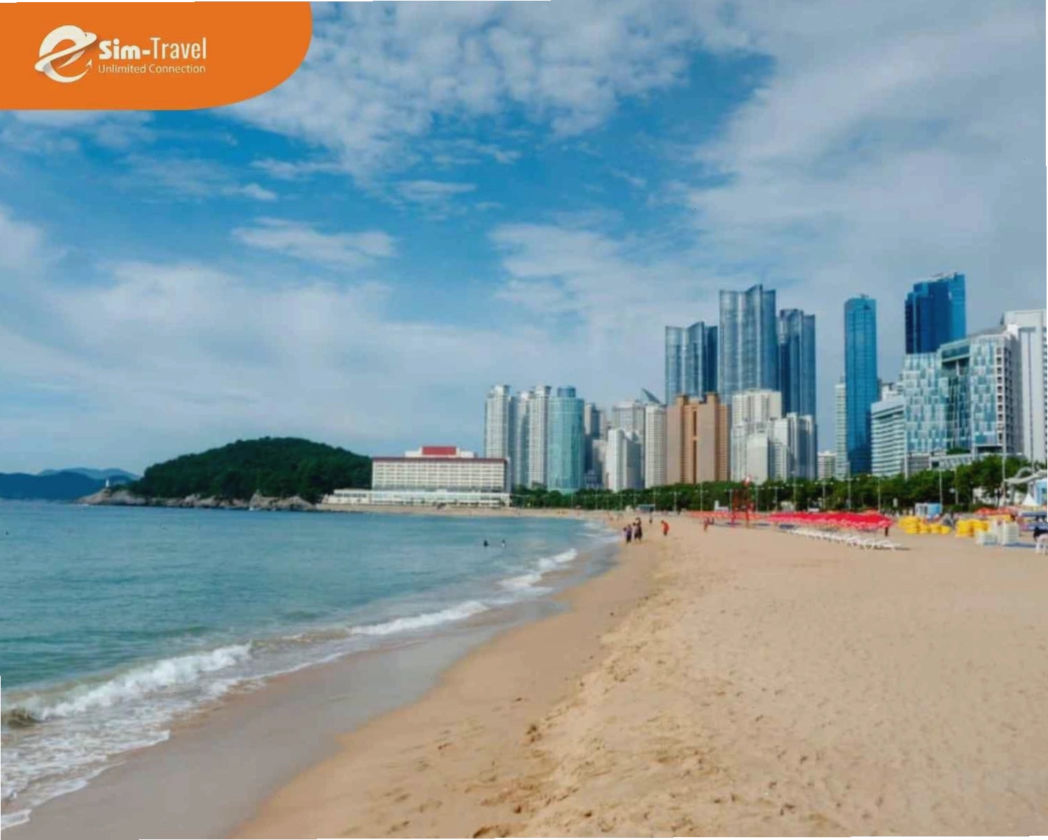 Bãi biển Busan sở hữu làn nước trong xanh và khung cảnh mùa hè đầy sức sống.