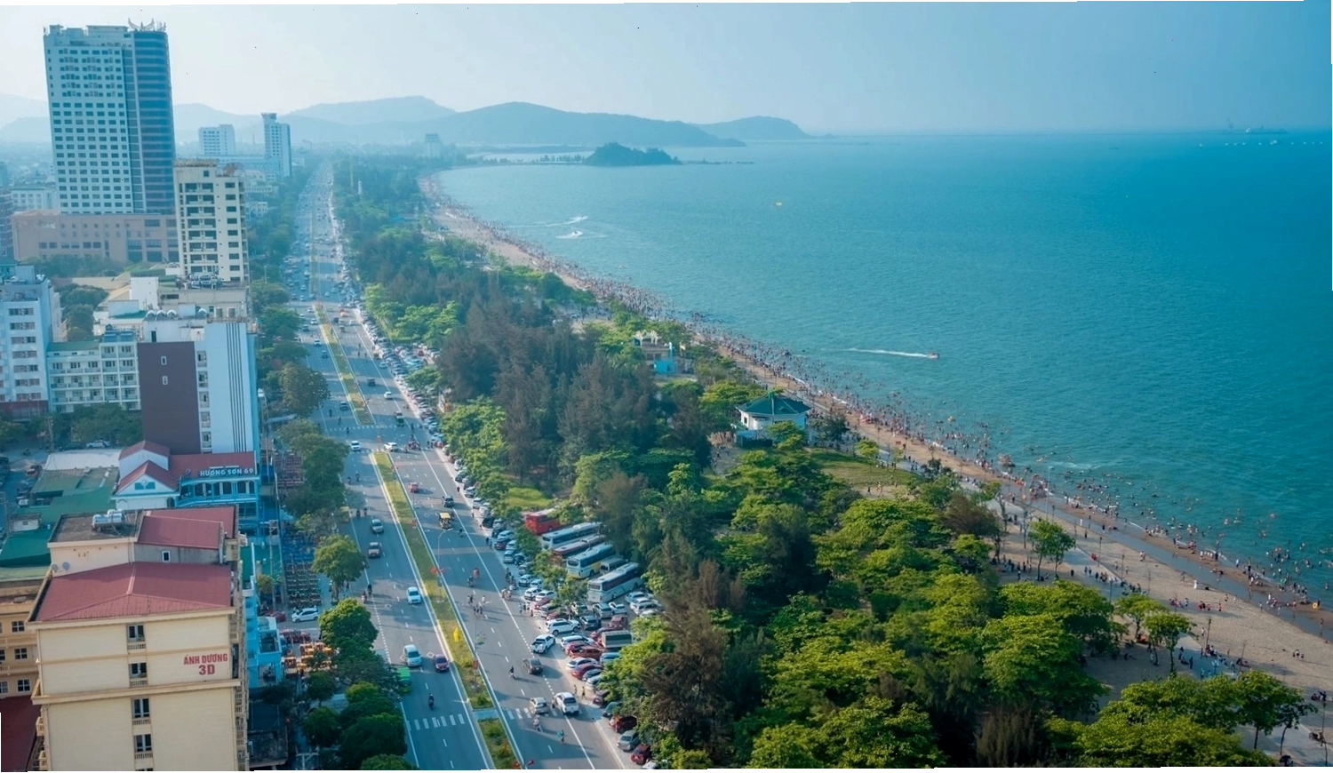 Bãi biển Cửa Lò trải dài với cát trắng mịn và làn nước trong xanh