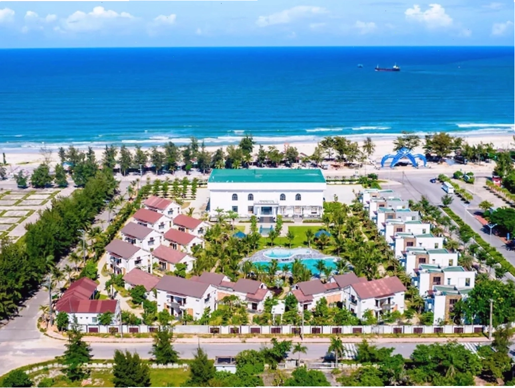 Bãi biển Cửa Tùng thơ mộng với cát trắng và nước biển trong xanh.
