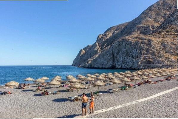 Bãi biển đen Kamari là một địa danh nổi tiếng của quần đảo Santorini
