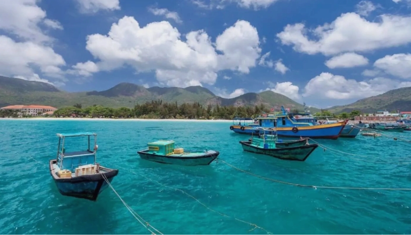 Bãi biển đẹp với cát trắng và nước biển trong xanh