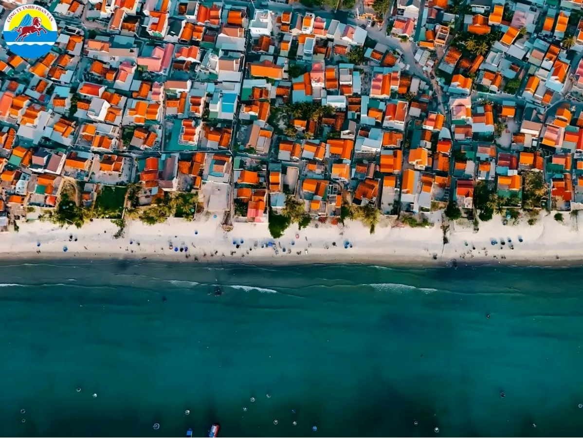 Bãi biển Dốc Lết Nha Trang với bờ cát trắng mịn và làn nước trong xanh