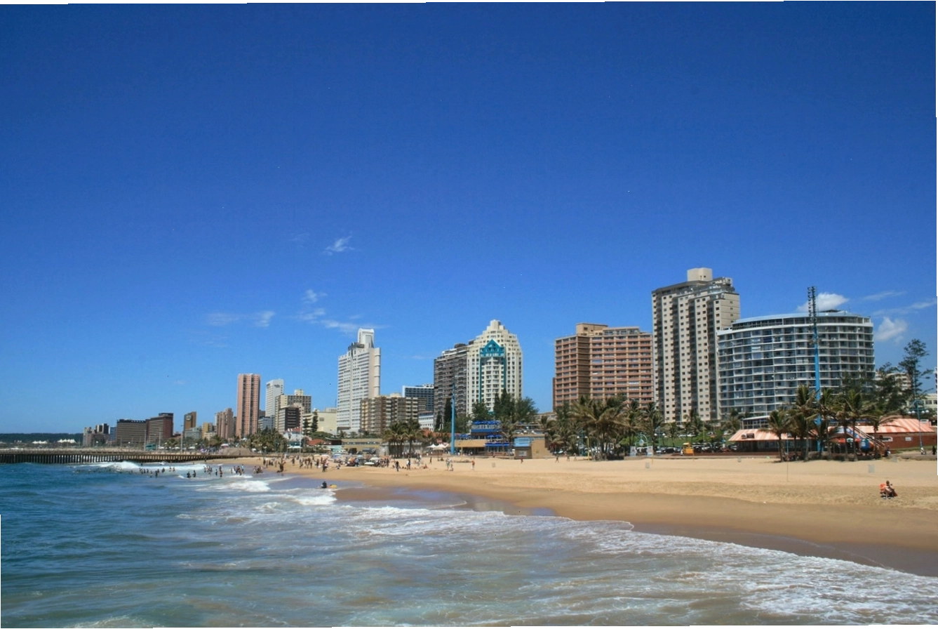 Bãi biển Durban với những con sóng lớn thu hút người lướt ván