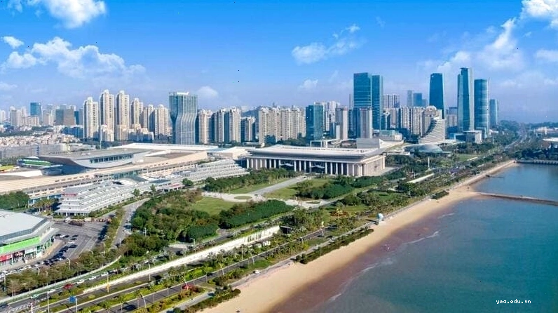 Bãi biển Hạ Môn với làn nước trong xanh và bờ cát trắng mịn