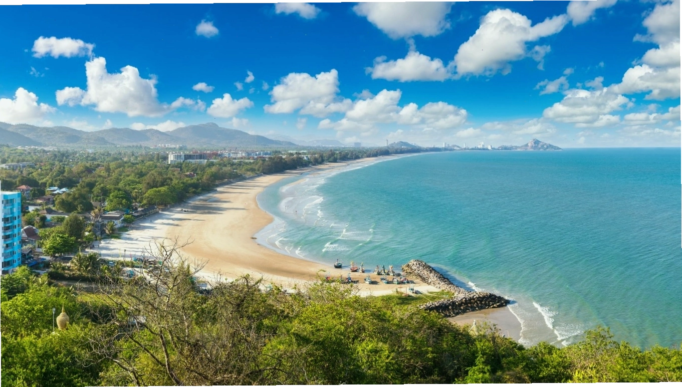 Bãi biển Hua Hin thơ mộng với cát trắng và biển xanh