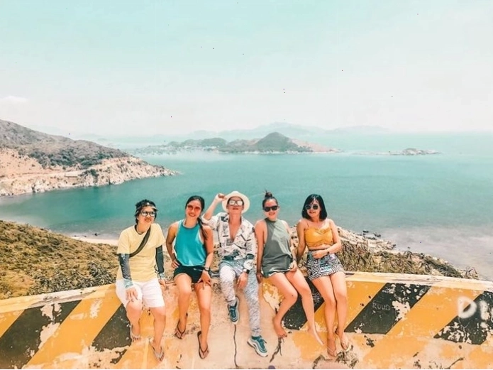 Bãi biển Ninh Chữ với đường bờ biển dài và cát trắng mịn