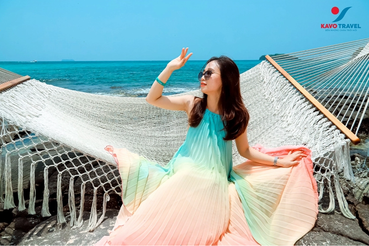 Bãi biển Phú Quốc trong xanh với cát trắng mịn, thích hợp cho gia đình vui chơi