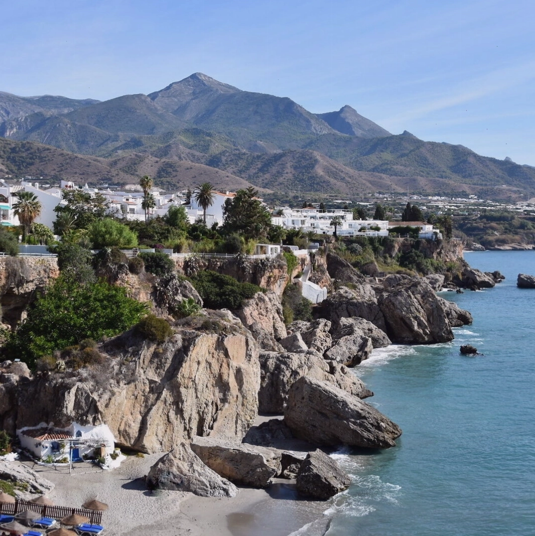 Bãi biển Playa Burriana ở Nerja, điểm khởi đầu khám phá thác nước