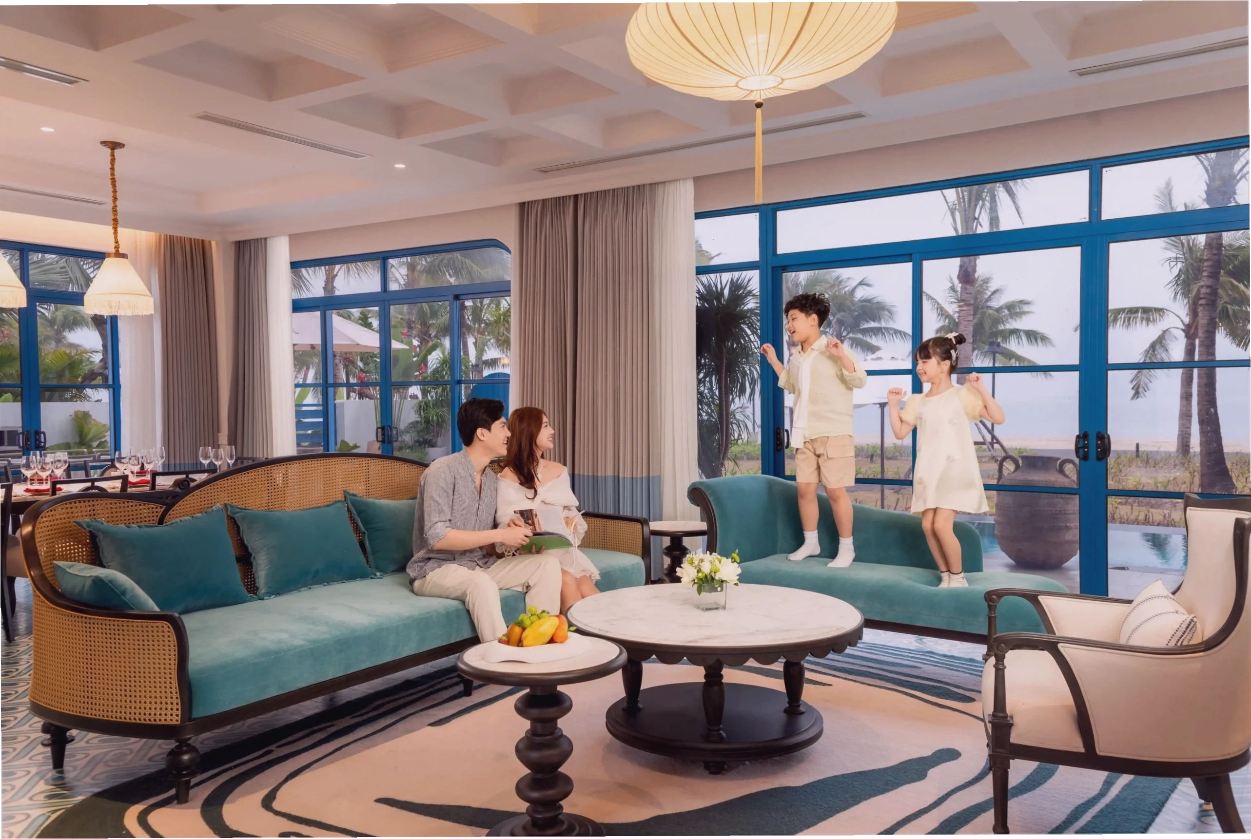Bãi biển Quan Lạn dưới ánh nắng hè rực rỡ