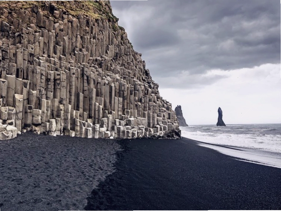 Bãi biển Reynisfjara, Iceland với cát đen và cột đá bazan