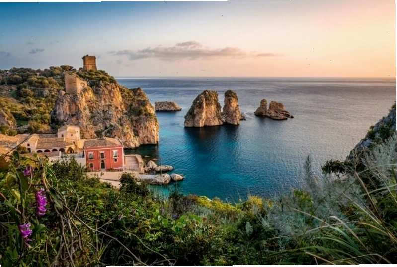 Bãi biển trong xanh và cát trắng mịn tại một vùng biển của Sicily