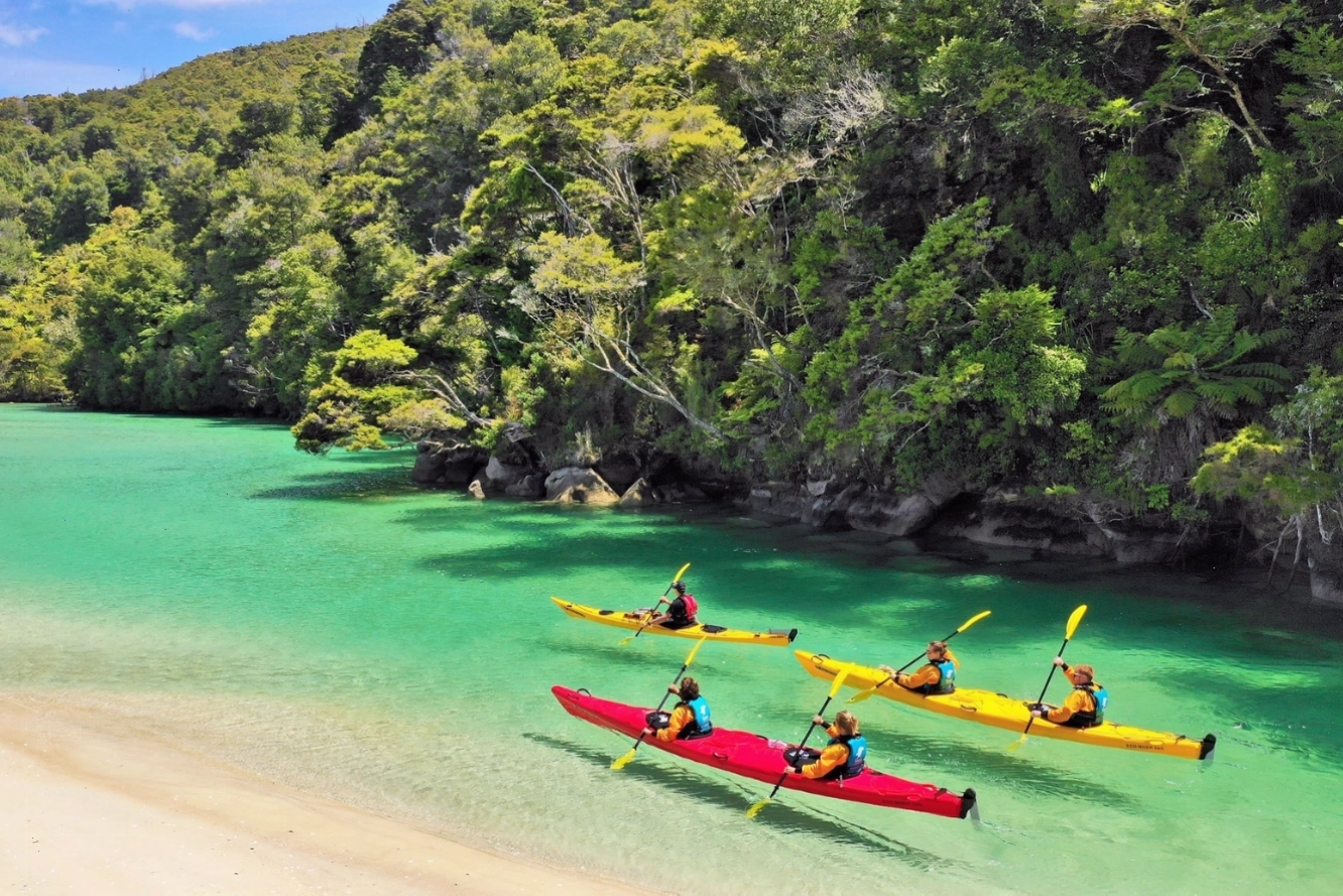Bãi biển vàng óng và làn nước trong xanh tại Vườn Quốc gia Abel Tasman New Zealand