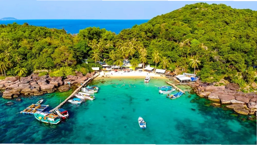 Bãi biển xanh ngắt tuyệt đẹp ở Phú Quốc với cát trắng mịn