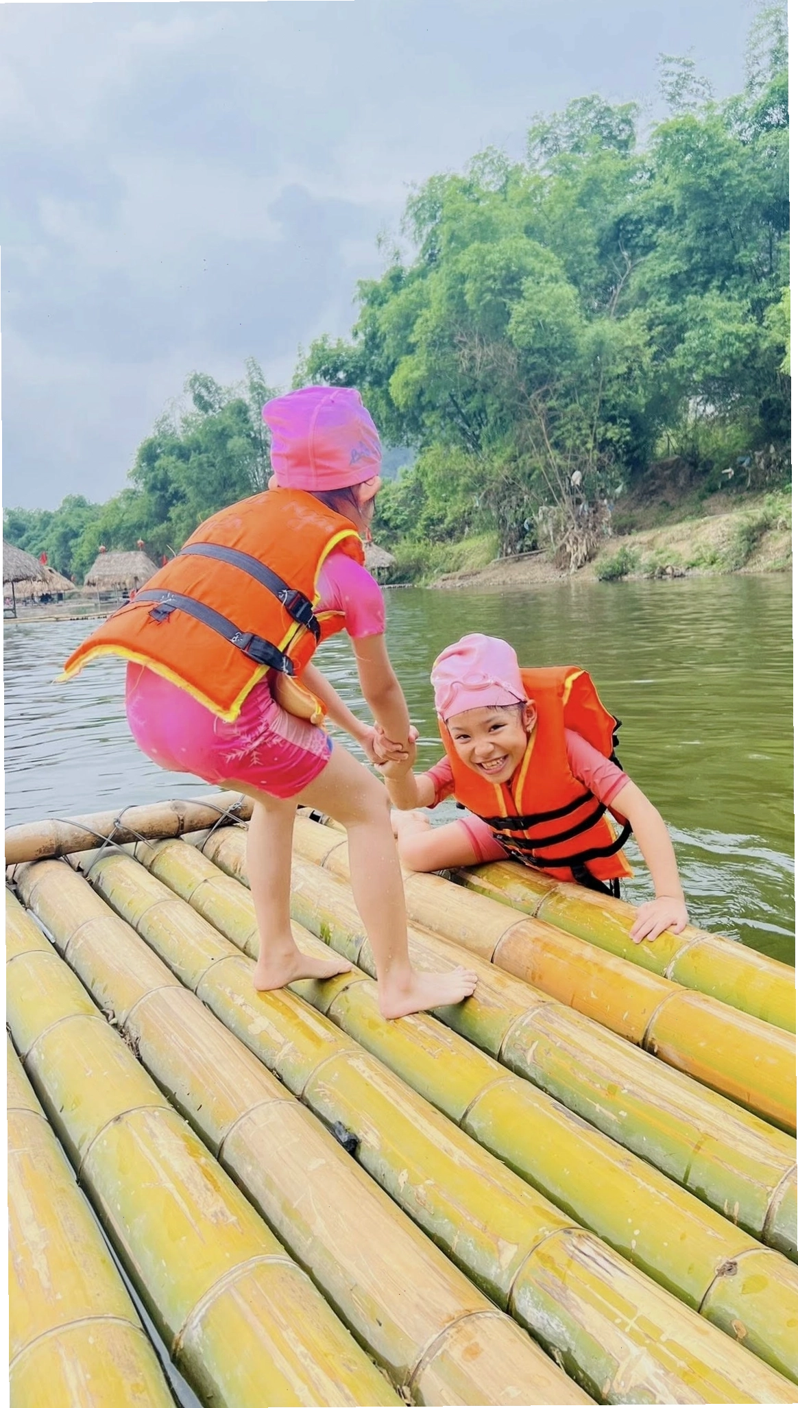 Bãi cỏ xanh mướt bên bờ sông Bôi