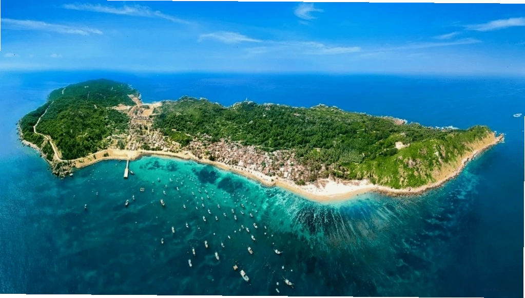 Bãi Dài Vân Đồn với bờ cát trắng mịn và nước biển trong xanh