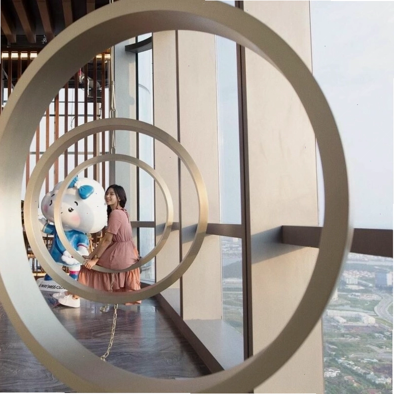 Bàn ăn sang trọng bên cửa kính tại Miwaku Coffee Lounge, Landmark 81