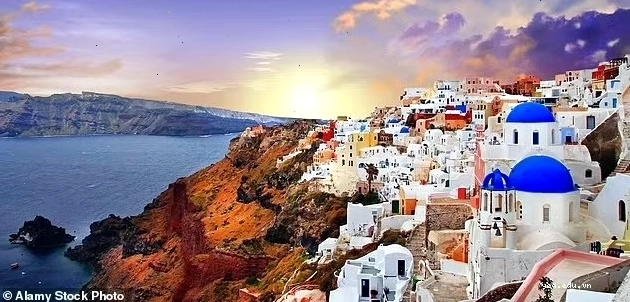 Ban công quét vôi trắng và hồ bơi riêng tại Santorini, Hy Lạp