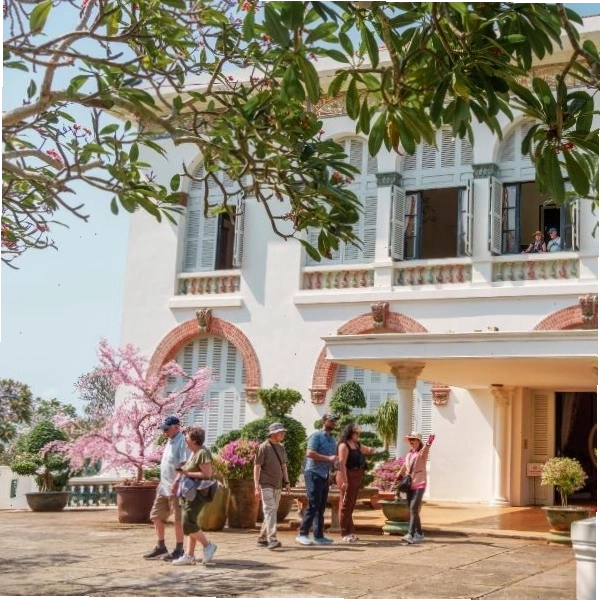 Bản đồ hiển thị các điểm đến phổ biến trên Booking.com