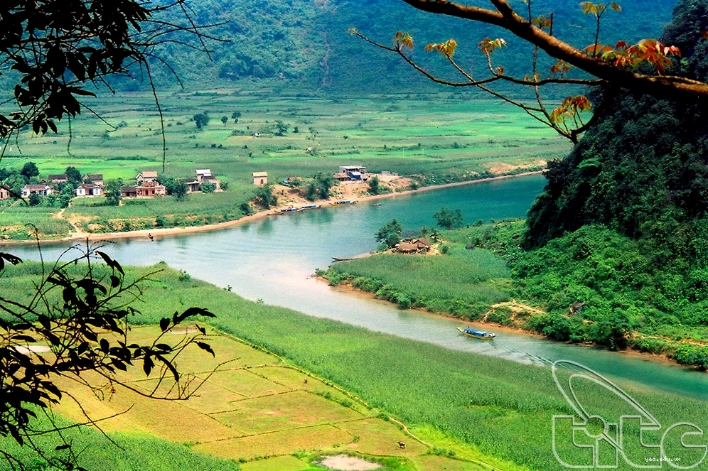 Bản đồ minh họa vị trí của Vịnh Hạ Long và Vườn quốc gia Phong Nha – Kẻ Bàng trên bản đồ Việt Nam
