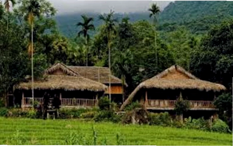 Bản Đôn với những ngôi nhà sàn và ruộng bậc thang