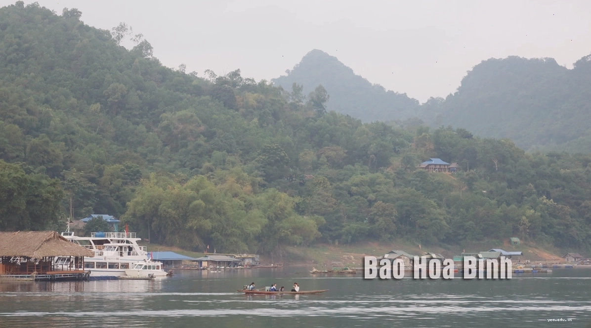 Bản Ngòi Tân Lạc Hòa Bình với những ngôi nhà sàn ven hồ