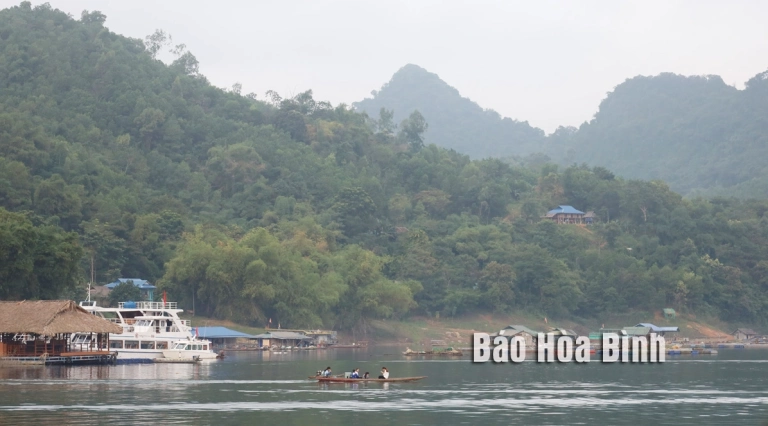 Bản Ngòi Tân Lạc: Khám phá "viên ngọc xanh" giữa lòng hồ Hòa Bình