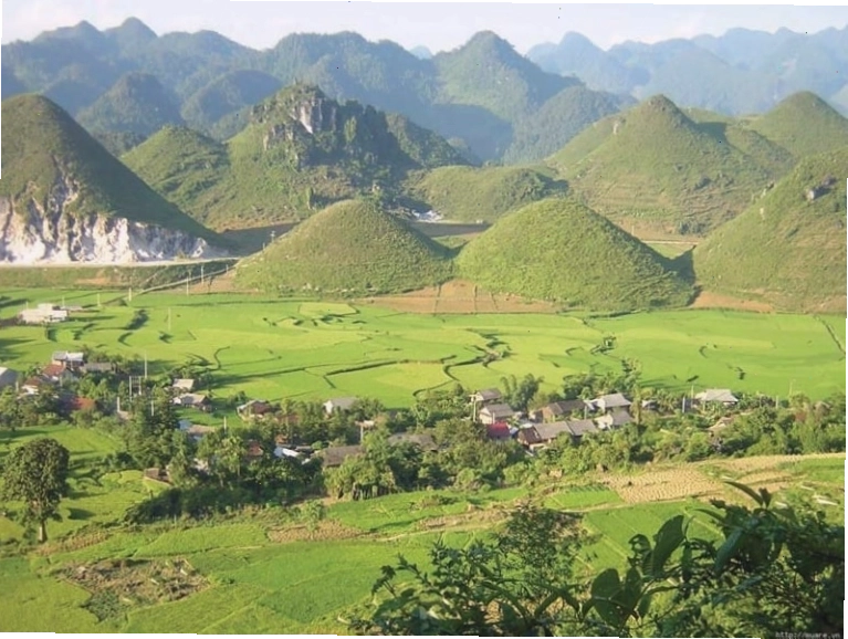 Bạn sẽ đi qua nhiều địa điểm khác nhau trên cung đường đến với Dốc Thẩm Mã