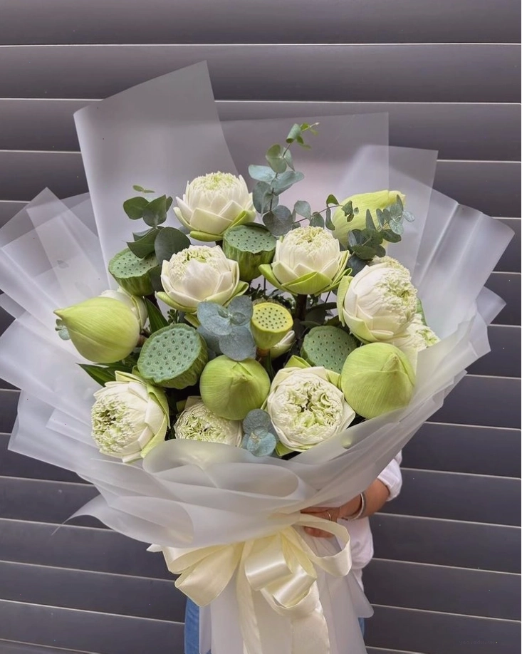 Bàn tay khéo léo đang cắm hoa sen xanh dương