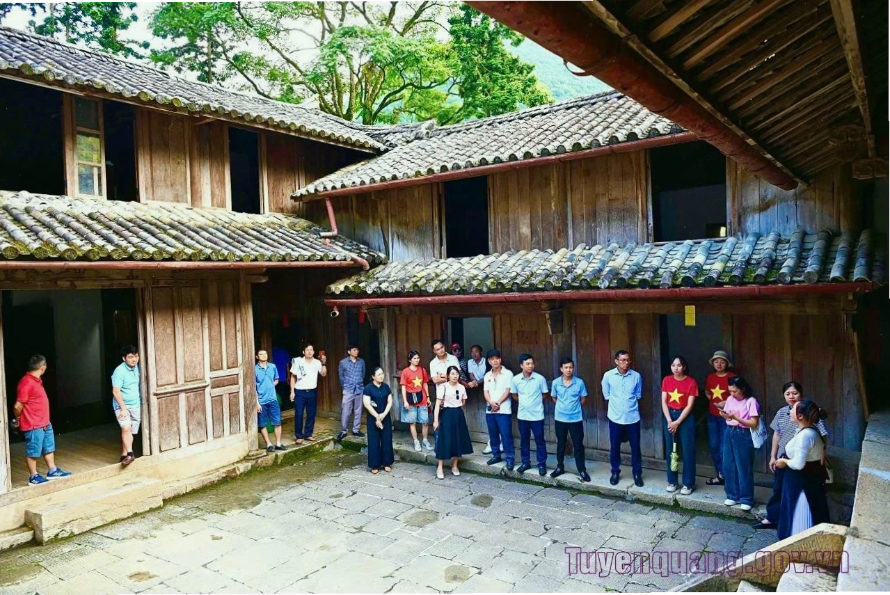 Ban thờ và chân dung ông Vương Chính Đức trong khu di tích