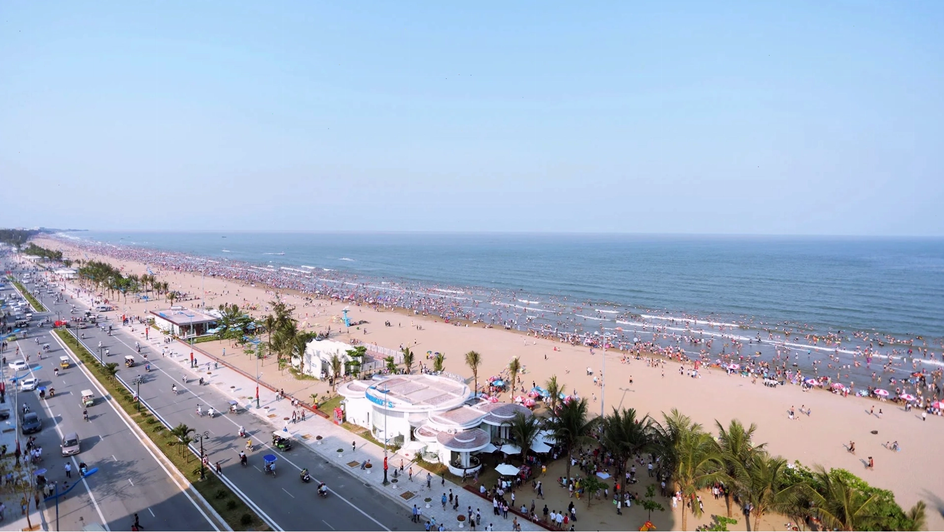 Bàn tiệc hải sản tươi ngon tại một nhà hàng ở Sầm Sơn