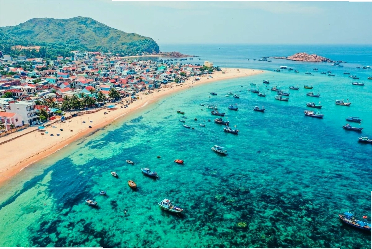 Bàn tiệc hải sản tươi ngon tại một nhà hàng ven biển ở Làng chài Nhơn Hải