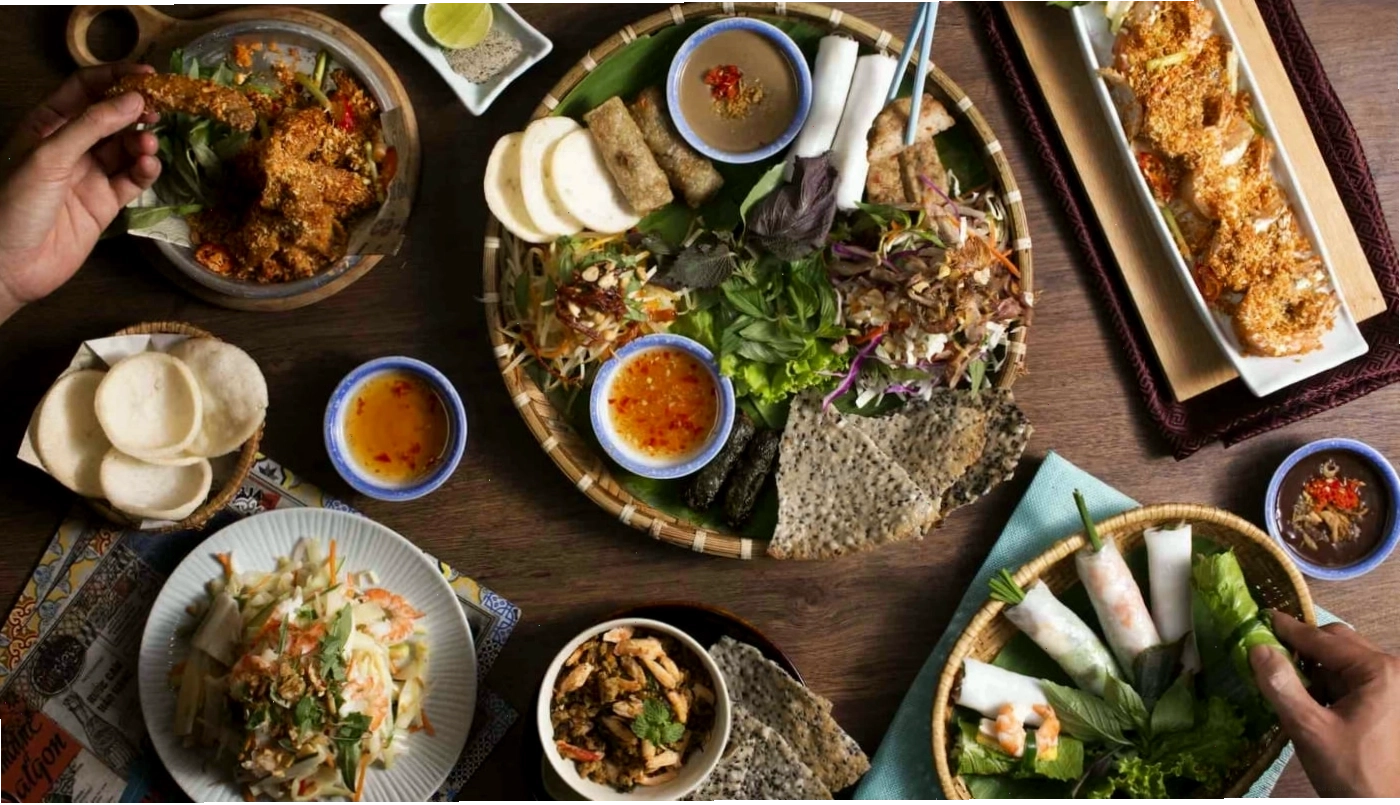 Bàn tiệc với các món ăn đặc sản Việt Nam