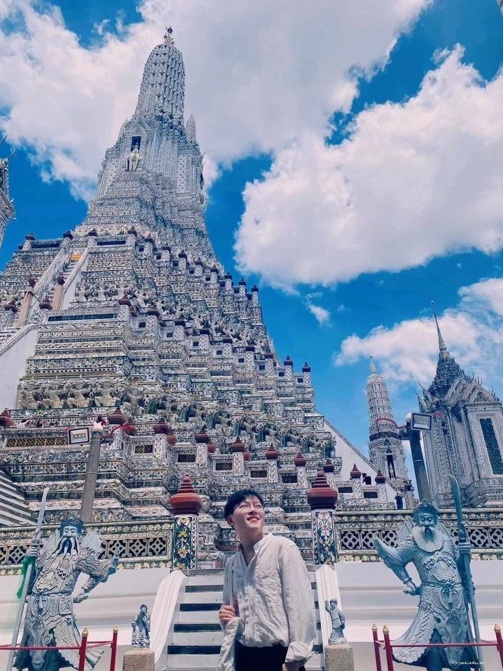 Bangkok mang nét hiện đại xen lẫn nét văn hóa truyền thống đặc sắc