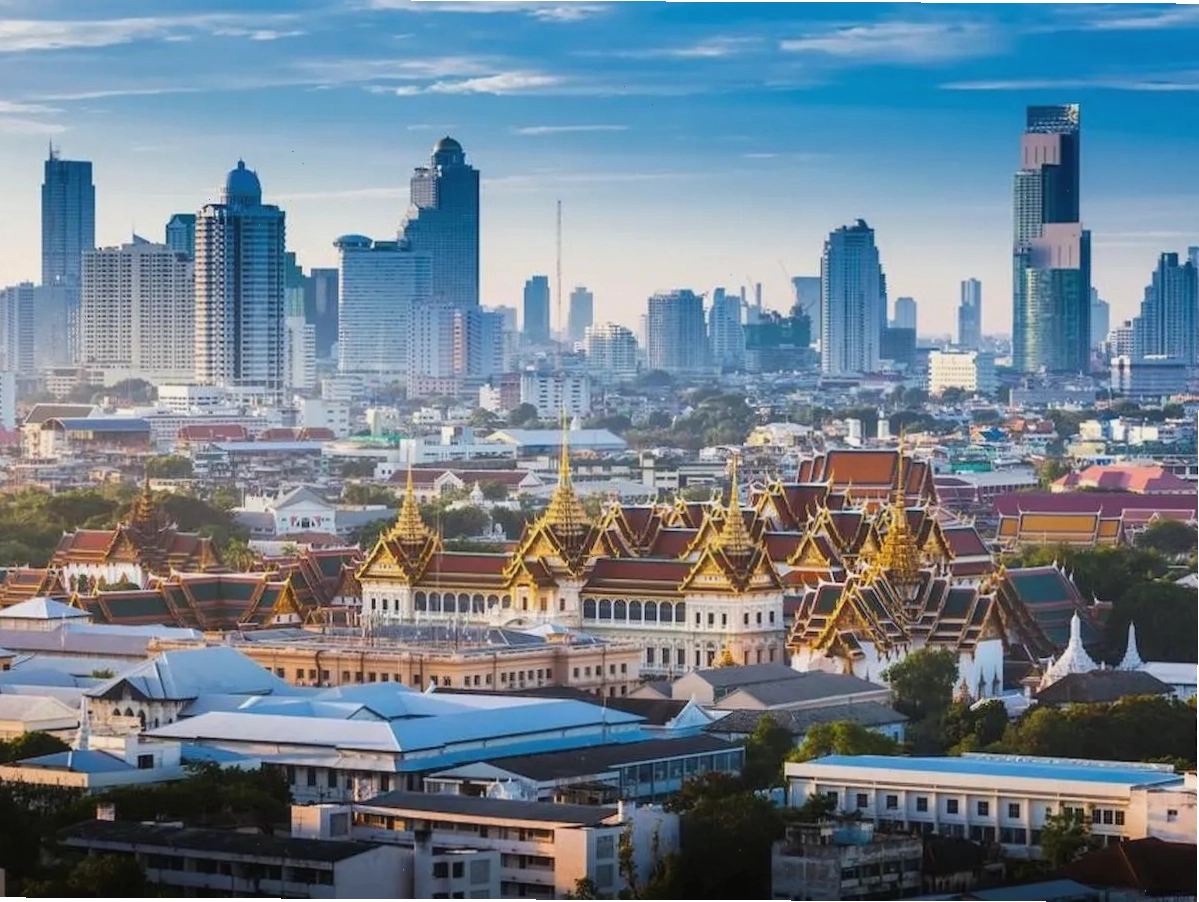 Bangkok Thái Lan về đêm với những tòa nhà cao tầng và ánh đèn rực rỡ