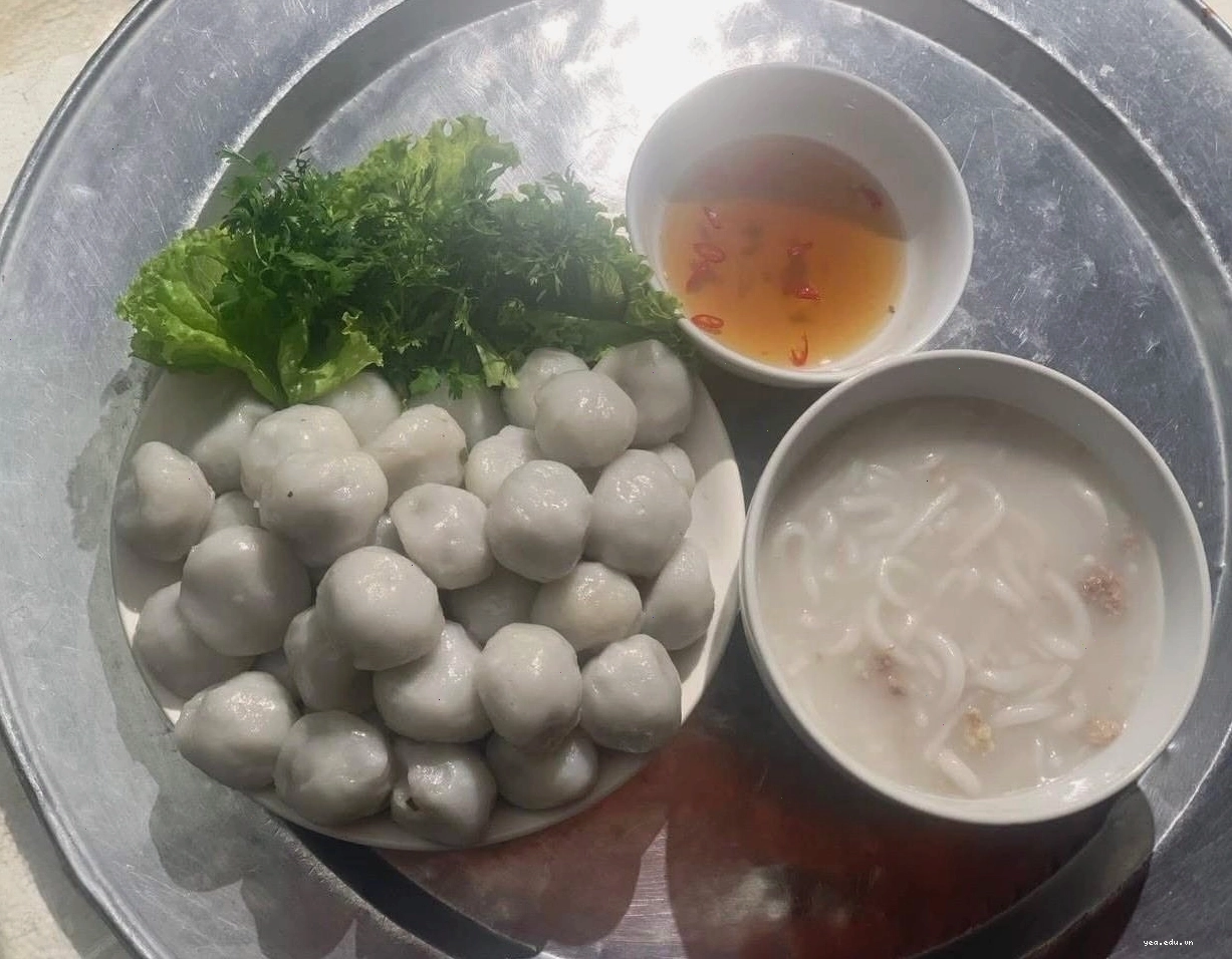 Bánh hòn và cháo se đặc sản của Hương Canh