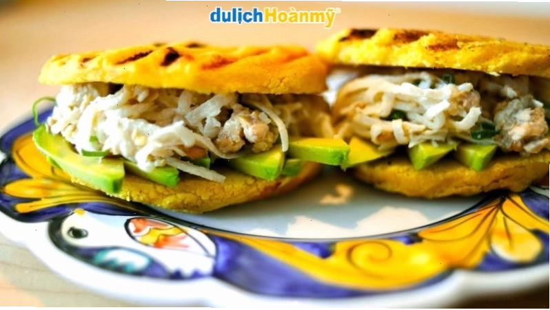 Bánh ngô Arepas mềm dẻo, ăn kèm nhiều loại nhân khác nhau