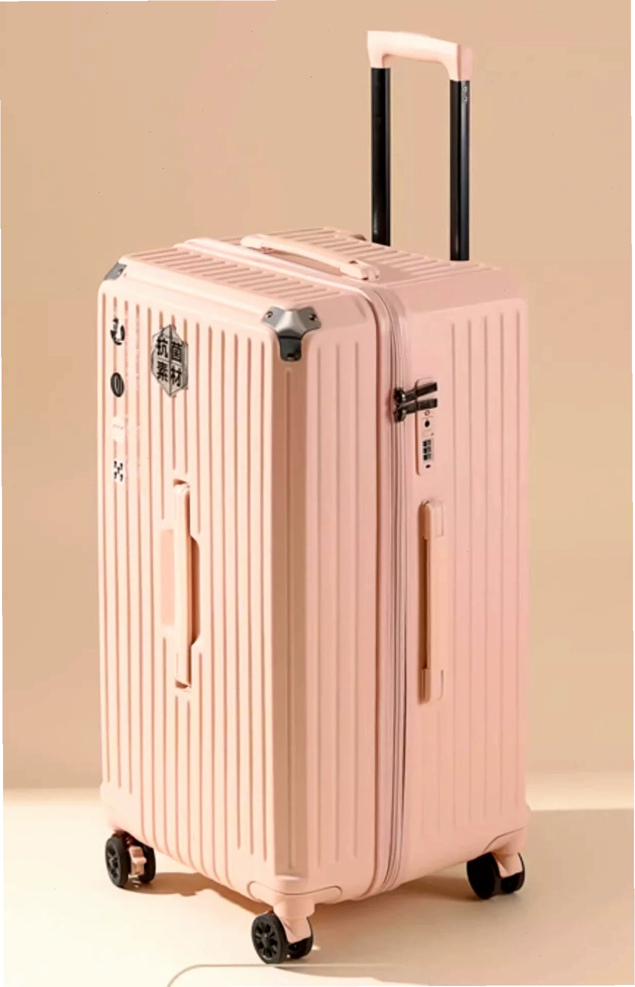 Bánh xe kép xoay 360 độ và khóa TSA trên vali nhựa chống va đập