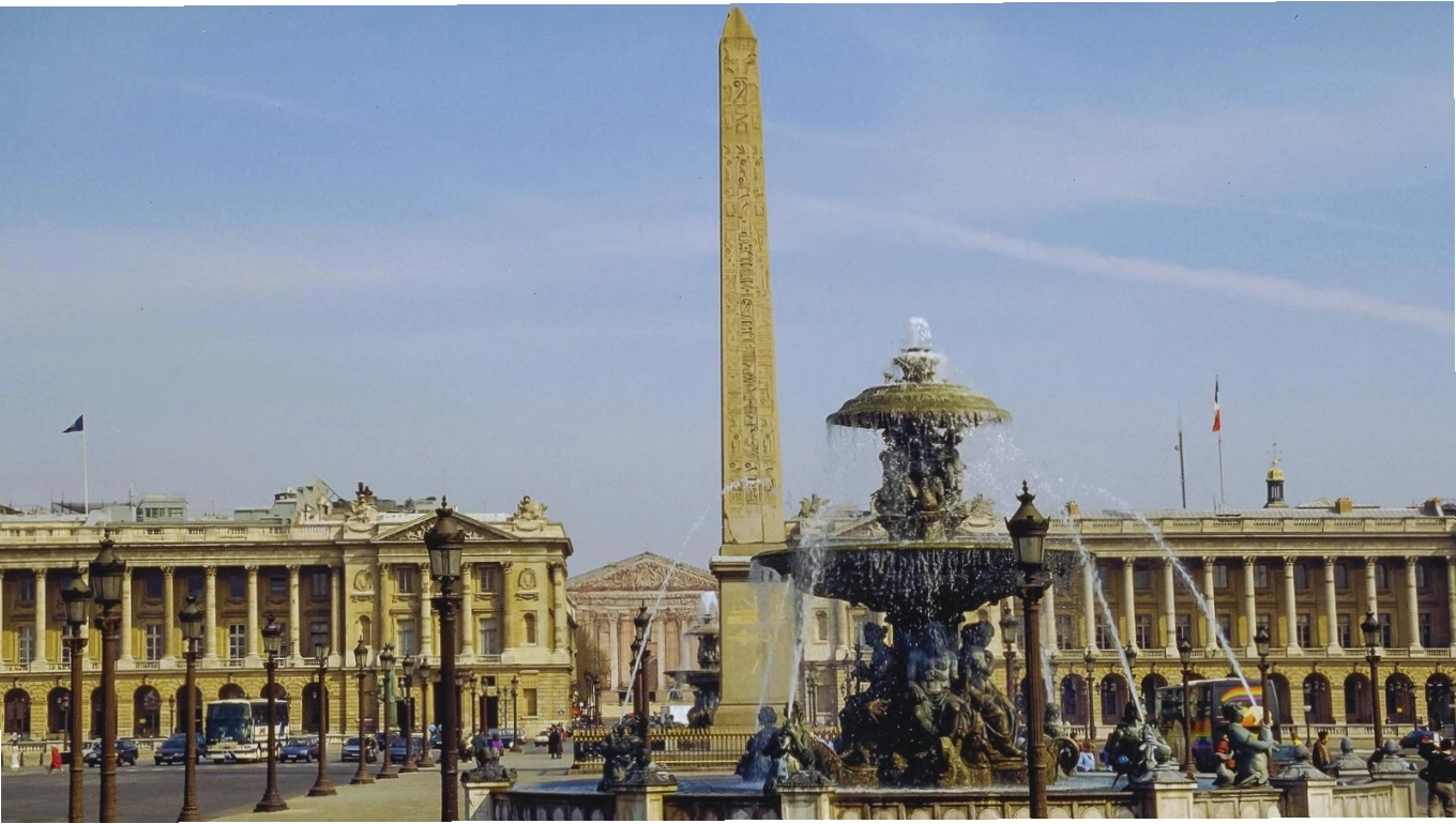 Bảo tàng Louvre với kim tự tháp kính biểu tượng