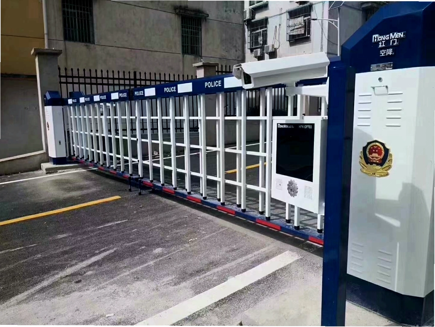 Barie dạng rào chắn với các thanh kim loại đan xen