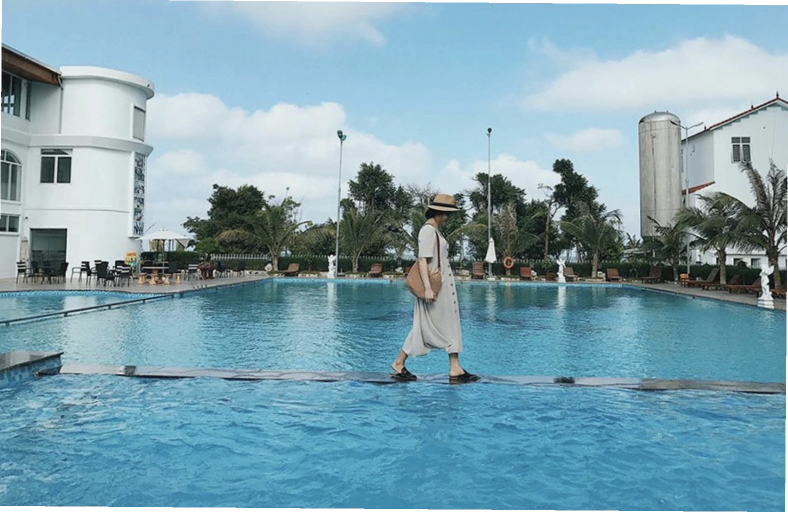 Bể bơi ngoài trời tại một resort ở Hải Tiến