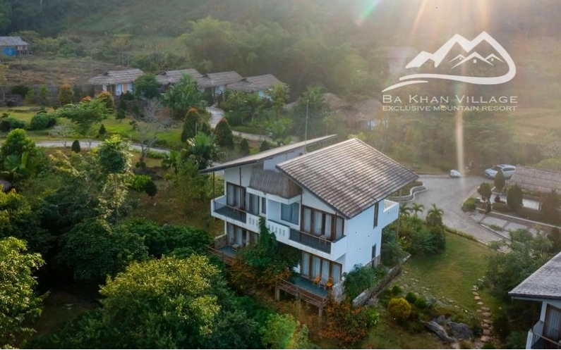 Bể bơi vô cực Bakhan Village Resort nhìn ra hồ Hòa Bình