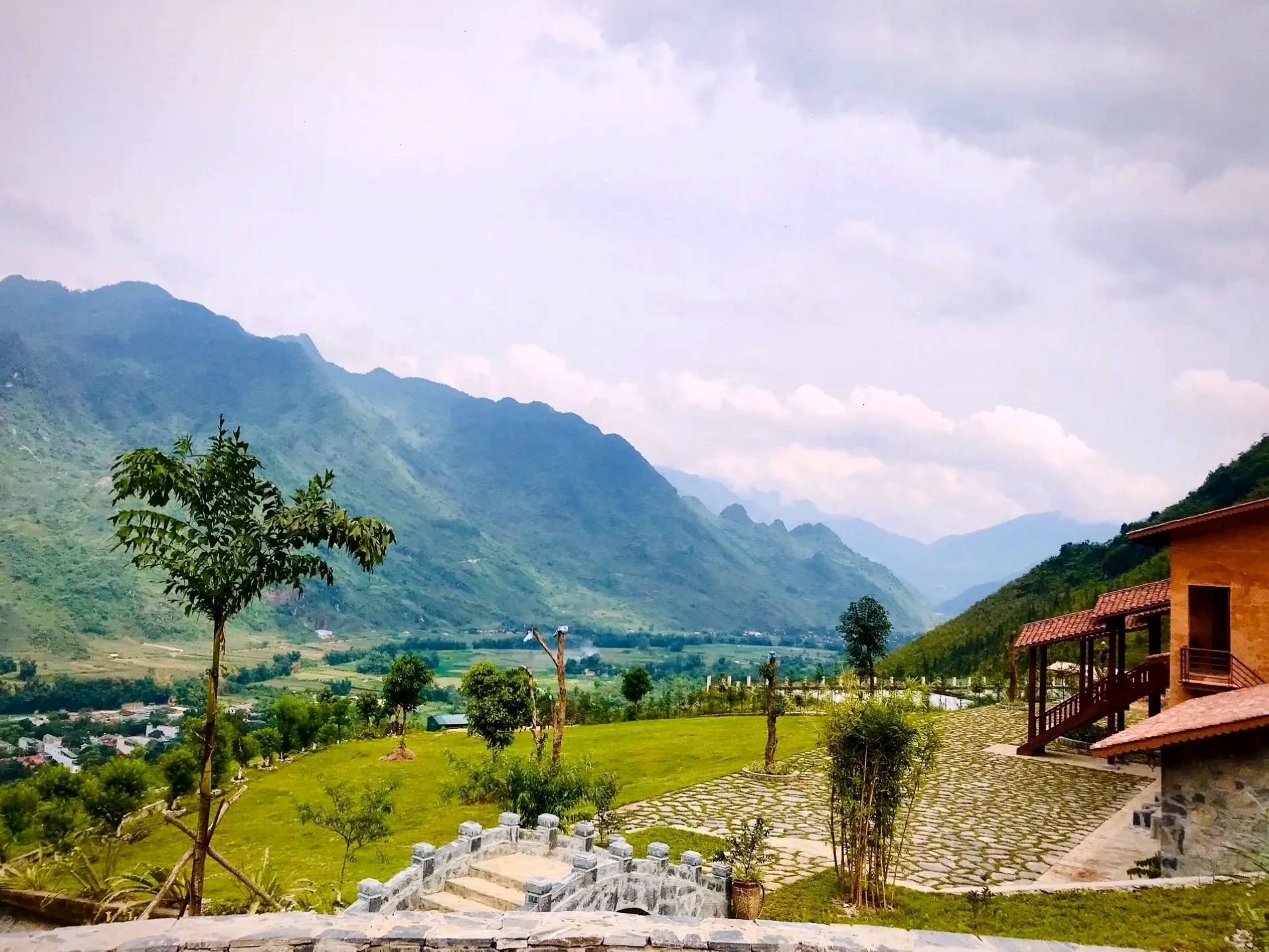 Bể bơi vô cực H'mong Village nhìn từ trên cao